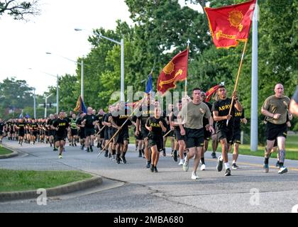 BASE CONJOINTE LANGLEY-EUSTIS, Virginie— des soldats de soutien rapide se sont joints à des centaines d'autres membres du service de l'ensemble du fort Eustis dans un événement de course et de coupe de gâteau pour commémorer l'anniversaire de l'Armée de terre de 247th ici 14 juin. Le général Paul Funk II, commandant général du Commandement de l'instruction et de la doctrine de l'Armée des États-Unis, a dirigé la course de 3,1 milles à l'échelle de l'installation. Le Colonel Jeremy St., commandant de la Brigade des transports de 597th Laurent et le sergent de commandement le sergent de commandement principal, le Maj. Thomas Skelton, ont dirigé la Brigade des transports de 597th. Banque D'Images