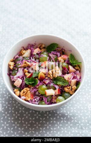 Salade waldorf au chou rouge dans un bol avec une viande hache vinaigrette aux graines de pavot Banque D'Images