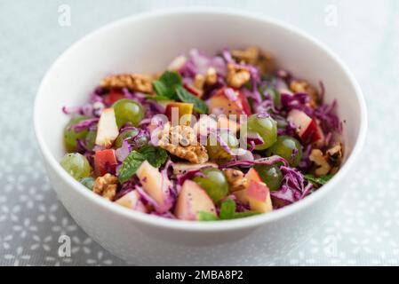 Salade waldorf au chou rouge dans un bol avec une viande hache vinaigrette aux graines de pavot Banque D'Images