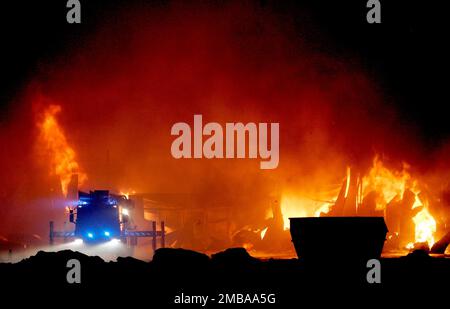 Un incendie important a éclaté ce matin à l'entrepôt de Runsven à Mjölby, en Suède. La moitié du bâtiment industriel a brûlé, soit un total de 3 000 mètres carrés. L'entrepôt a tenu diverses marchandises telles que le charbon de bois de barbecue, le shampooing pour cheveux et le papier toilette. Les services d'urgence de quatre postes étaient sur les lieux de l'incendie. Banque D'Images