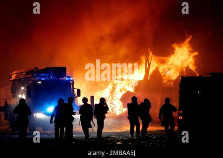 Un incendie important a éclaté ce matin à l'entrepôt de Runsven à Mjölby, en Suède. La moitié du bâtiment industriel a brûlé, soit un total de 3 000 mètres carrés. L'entrepôt a tenu diverses marchandises telles que le charbon de bois de barbecue, le shampooing pour cheveux et le papier toilette. Les services d'urgence de quatre postes étaient sur les lieux de l'incendie. Banque D'Images
