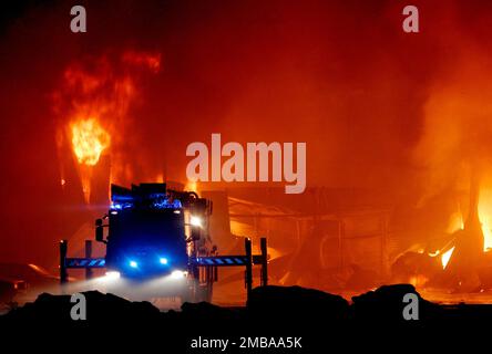 Un incendie important a éclaté ce matin à l'entrepôt de Runsven à Mjölby, en Suède. La moitié du bâtiment industriel a brûlé, soit un total de 3 000 mètres carrés. L'entrepôt a tenu diverses marchandises telles que le charbon de bois de barbecue, le shampooing pour cheveux et le papier toilette. Les services d'urgence de quatre postes étaient sur les lieux de l'incendie. Banque D'Images
