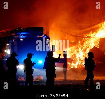Un incendie important a éclaté ce matin à l'entrepôt de Runsven à Mjölby, en Suède. La moitié du bâtiment industriel a brûlé, soit un total de 3 000 mètres carrés. L'entrepôt a tenu diverses marchandises telles que le charbon de bois de barbecue, le shampooing pour cheveux et le papier toilette. Les services d'urgence de quatre postes étaient sur les lieux de l'incendie. Banque D'Images