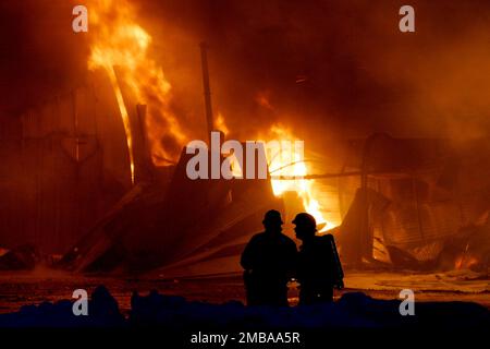 Un incendie important a éclaté ce matin à l'entrepôt de Runsven à Mjölby, en Suède. La moitié du bâtiment industriel a brûlé, soit un total de 3 000 mètres carrés. L'entrepôt a tenu diverses marchandises telles que le charbon de bois de barbecue, le shampooing pour cheveux et le papier toilette. Les services d'urgence de quatre postes étaient sur les lieux de l'incendie. Banque D'Images