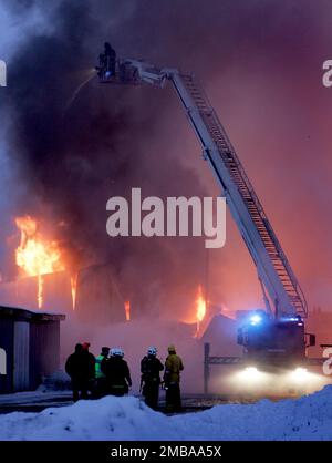 Un incendie important a éclaté ce matin à l'entrepôt de Runsven à Mjölby, en Suède. La moitié du bâtiment industriel a brûlé, soit un total de 3 000 mètres carrés. L'entrepôt a tenu diverses marchandises telles que le charbon de bois de barbecue, le shampooing pour cheveux et le papier toilette. Les services d'urgence de quatre postes étaient sur les lieux de l'incendie. Banque D'Images