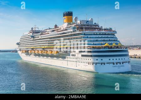 Rome, Italie - juin 10,2016 : Les passagers à bord du navire de croisière Costa Diadema recueillir sur le pont pour le départ du port de Rome, Italie. Banque D'Images