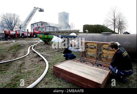 Un incendie dans un atelier à l'heure du déjeuner jeudi a eu des conséquences dévastatrices pour l'église d'Älvestad entre Klockrike et Fornåsa dans la municipalité de Motala, en Suède. Le feu s'est propagé au toit de l'église d'Älvestad, dont les parties les plus anciennes datent du 12th siècle. L'église a été complètement détruite et deux personnes ont été blessées dans l'incendie, dont un pompier. Sur la photo : le personnel du musée du comté d'Östergötlan a transporté les meubles de l'église. Banque D'Images