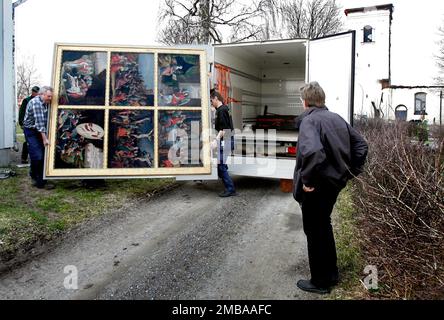 Un incendie dans un atelier à l'heure du déjeuner jeudi a eu des conséquences dévastatrices pour l'église d'Älvestad entre Klockrike et Fornåsa dans la municipalité de Motala, en Suède. Le feu s'est propagé au toit de l'église d'Älvestad, dont les parties les plus anciennes datent du 12th siècle. L'église a été complètement détruite et deux personnes ont été blessées dans l'incendie, dont un pompier. Sur la photo : le personnel du musée du comté d'Östergötlan a transporté les meubles de l'église. Banque D'Images