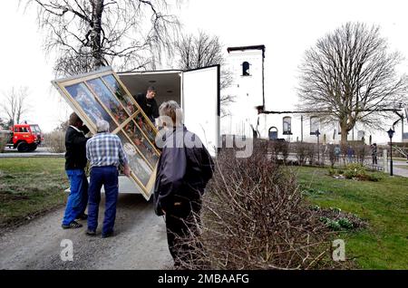 Un incendie dans un atelier à l'heure du déjeuner jeudi a eu des conséquences dévastatrices pour l'église d'Älvestad entre Klockrike et Fornåsa dans la municipalité de Motala, en Suède. Le feu s'est propagé au toit de l'église d'Älvestad, dont les parties les plus anciennes datent du 12th siècle. L'église a été complètement détruite et deux personnes ont été blessées dans l'incendie, dont un pompier. Sur la photo : le personnel du musée du comté d'Östergötlan a transporté les meubles de l'église. Banque D'Images