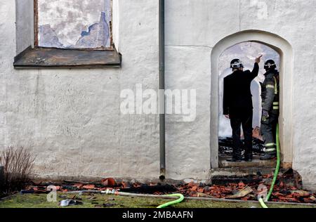Un incendie dans un atelier à l'heure du déjeuner jeudi a eu des conséquences dévastatrices pour l'église d'Älvestad entre Klockrike et Fornåsa dans la municipalité de Motala, en Suède. Le feu s'est propagé au toit de l'église d'Älvestad, dont les parties les plus anciennes datent du 12th siècle. L'église a été complètement détruite et deux personnes ont été blessées dans l'incendie, dont un pompier. Sur la photo: Mgr Martin Lind (à gauche sur la photo) sur la scène du feu. Banque D'Images