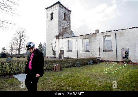 Un incendie dans un atelier à l'heure du déjeuner jeudi a eu des conséquences dévastatrices pour l'église d'Älvestad entre Klockrike et Fornåsa dans la municipalité de Motala, en Suède. Le feu s'est propagé au toit de l'église d'Älvestad, dont les parties les plus anciennes datent du 12th siècle. L'église a été complètement détruite et deux personnes ont été blessées dans l'incendie, dont un pompier. Sur la photo: Mgr Martin Lind sur la scène du feu. Photo Jeppe Gustafsson Banque D'Images