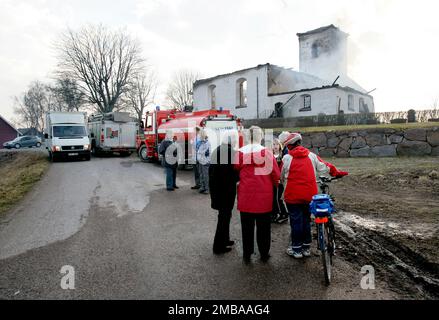 Un incendie dans un atelier à l'heure du déjeuner jeudi a eu des conséquences dévastatrices pour l'église d'Älvestad entre Klockrike et Fornåsa dans la municipalité de Motala, en Suède. Le feu s'est propagé au toit de l'église d'Älvestad, dont les parties les plus anciennes datent du 12th siècle. L'église a été complètement détruite et deux personnes ont été blessées dans l'incendie, dont un pompier. Banque D'Images