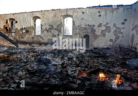 Un incendie dans un atelier à l'heure du déjeuner jeudi a eu des conséquences dévastatrices pour l'église d'Älvestad entre Klockrike et Fornåsa dans la municipalité de Motala, en Suède. Le feu s'est propagé au toit de l'église d'Älvestad, dont les parties les plus anciennes datent du 12th siècle. L'église a été complètement détruite et deux personnes ont été blessées dans l'incendie, dont un pompier. Sur la photo: Les restes dans l'église le lendemain du grand feu. Banque D'Images