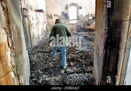 Un incendie dans un atelier à l'heure du déjeuner jeudi a eu des conséquences dévastatrices pour l'église d'Älvestad entre Klockrike et Fornåsa dans la municipalité de Motala, en Suède. Le feu s'est propagé au toit de l'église d'Älvestad, dont les parties les plus anciennes datent du 12th siècle. L'église a été complètement détruite et deux personnes ont été blessées dans l'incendie, dont un pompier. Sur la photo: Les restes dans l'église le lendemain du grand feu. Banque D'Images