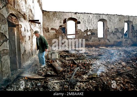 Un incendie dans un atelier à l'heure du déjeuner jeudi a eu des conséquences dévastatrices pour l'église d'Älvestad entre Klockrike et Fornåsa dans la municipalité de Motala, en Suède. Le feu s'est propagé au toit de l'église d'Älvestad, dont les parties les plus anciennes datent du 12th siècle. L'église a été complètement détruite et deux personnes ont été blessées dans l'incendie, dont un pompier. Sur la photo: Les restes dans l'église le lendemain du grand feu. Banque D'Images