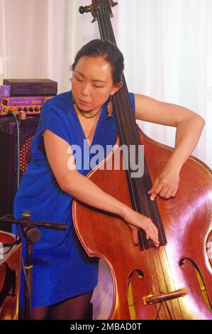 Linda May Han Oh, Linda May Han Oh Quartet, Watermill Jazz Club, Dorking, Surrey, 26 octobre 2021. Banque D'Images