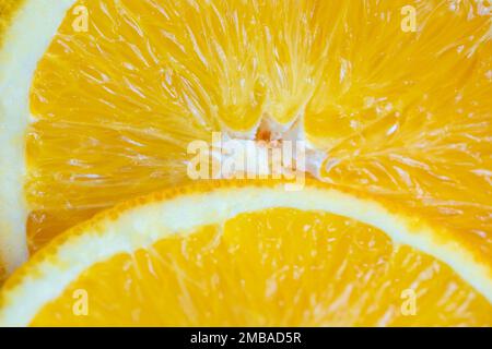 Une tranche de fruits d'orange dans une photo macro appétissante. Banque D'Images