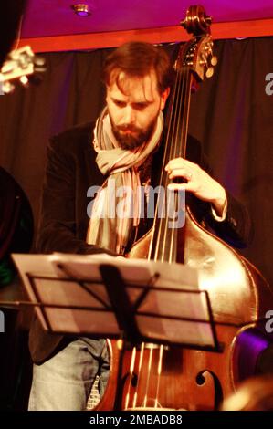 Matt Ridley, Emma Rawicz Quintet, verdict Jazz Club, Brighton, East Sussex, 2022. Banque D'Images