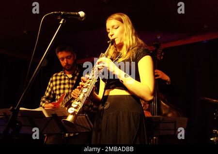 Emma Rawicz, Emma Rawicz Quintet, verdict Jazz Club, Brighton, East Sussex, 2022. Banque D'Images