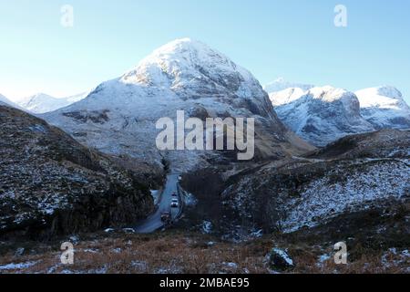 Glencoe, Écosse, Royaume-Uni. 20th janvier 2023. Le ciel bleu clair, le soleil et les pentes enneigées des montagnes autour de Glencoe offrent une toile de fond pour les conditions de conduite difficiles sur la route principale glacée A82 au nord. Crédit : Craig Brown/Alay Live News Banque D'Images