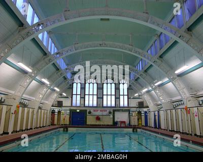 Moseley Road Baths, Moseley Road, Balsall Heath, Birmingham, 2005. La piscine de deuxième classe des bains de Moseley Road, anciennement les bains publics Balsall Heath, peu après sa réouverture après les travaux de réparation. Les bains ont été ouverts en 1907, en plus de la bibliothèque publique qui avait ouvert ses portes en 1895. La piscine de deuxième classe a été rouverte en octobre 2005 après la fermeture pendant près d'un an pendant les réparations. Le bâtiment est classé Grade II*. Banque D'Images