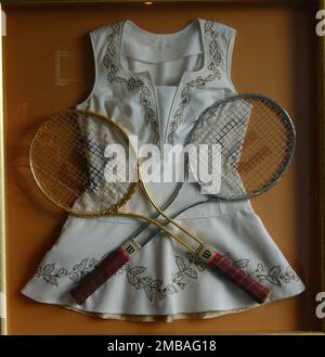 Edgbaston Priory Club, Sir Harry's Road, Edgbaston, Birmingham, 2005. La robe de tennis portée par Ann Jones, championne de Wimbledon en 1969, exposée au Club du Prieuré d'Edgbaston. Banque D'Images