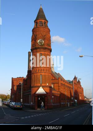JaME Masjid and Community Centre, Green Lane, Small Heath, Birmingham, 2005. La tour de l'horloge de l'ancienne bibliothèque publique et des bains de la petite Heath, vue du sud-ouest tandis que le bâtiment était connu sous le nom de Jame Masjid et centre communautaire. Le complexe a été le premier dans lequel les bibliothèques libres et les comités de bains ont accepté de combiner des sites. Il a été construit en 1893-1902 dans un style gothique-jacobien. La bibliothèque a été installée à l'ouest, au sommet du site, dont l'objet principal était la tour d'horloge illustrée sur cette photo. La plus grande section est du site abritait les bains publics : première et deuxième classe Banque D'Images