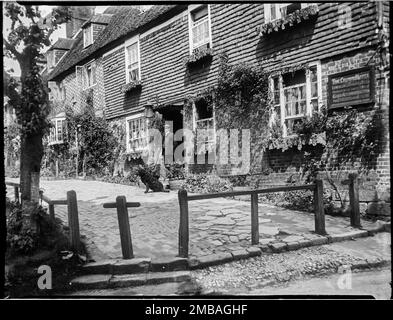 The Crown Inn, Groombridge, Speldhurst, Tunbridge Wells, Kent, 1911. L'avant du Crown Inn vu du sud-est, montrant un homme et un chien à l'extérieur de l'entrée du pub. Dans l'indice négatif de la collection, le photographe a enregistré que la photo a été prise de l'église. Il semble probable qu'elle ait pris la photo du chantier naval. Banque D'Images