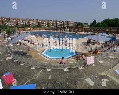 Parlement Hill Fields Lido, Gordon House Road, Gospel Oak, Camden, Greater London Authority, 2007. Vue sur la colline du Parlement champs Lido à Gospel Oak pendant une journée d'été chargée, avec la pataugeoire dans le coin nord-ouest en premier plan. Parliament Hill Fields Lido a ouvert ses portes en 1938 et a été conçu par Harry Arnold Rowbotham et T L Smithson. C'était l'un des treize lidos construits par le London County Council entre 1909 et 1939. La piscine est restée ouverte jusqu'à des travaux de rénovation importants en 2004-2005. Les caractéristiques originales, telles que l'horloge principale, la signalisation et la fontaine d'aérateur, ont été restaurées ou reproduites Banque D'Images