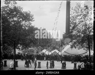 Trafalgar Square, St James, Westminster, City of Westminster, Greater London Authority, 1919. Une vue de Trafalgar Square vers Westminster Palace montrant une grande foule de personnes rassemblées à Trafalgar Square pour acheter des obligations de prêt de la victoire. Après la première Guerre mondiale, le gouvernement britannique était lourdement endetté et l'une des manières dont ils ont collecté de l'argent était de vendre des obligations de prêt et des certificats Victory au public. Lors de cet événement, des tentes ont été érigées à Trafalgar Square avec des banderoles et des slogans patriotiques attachés à la colonne de Nelson pour annoncer la vente des obligations. Cette photo est l'une des photos d'un groupe Banque D'Images