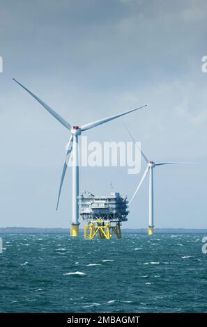 Parc éolien WesterMOST Rough, 2015. Une vue sur la sous-station collectrice et 6MW éoliennes à WesterMOST Rough Wind Farm. Banque D'Images