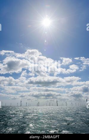 Parc éolien Humber Gateway, 2015. Vue sur le parc éolien Humber Gateway en plein soleil, vue lors d'une visite du parc éolien WesterMOST. Banque D'Images