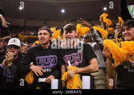 La section étudiante de l'État d'Arizona salue avant un match de basket-ball de la NCAA contre l'UCLA à Tempe, Arizona, jeudi, 19 janvier 2023. UCLA a vaincu l'Arizona Banque D'Images