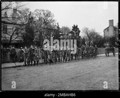 Upper Richmond Road, Richmond upon Thames, Greater London Authority, c1890. Un groupe de cyclistes avec des farthings et tricycles de penny, éventuellement au début d'une course. Banque D'Images