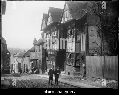 Hartshorn House, rue Mermaid, Rye, Rother, East Sussex, 1905. Vue montrant la maison Hartshorn sur la rue Mermaid avec deux garçons au premier plan. Dans l'indice négatif de la collection, le photographe a enregistré la scène comme 'l'hôpital, rue Mermaid'. C'est une référence à l'époque où le bâtiment a été utilisé comme hôpital dans les guerres napoléoniennes. Banque D'Images