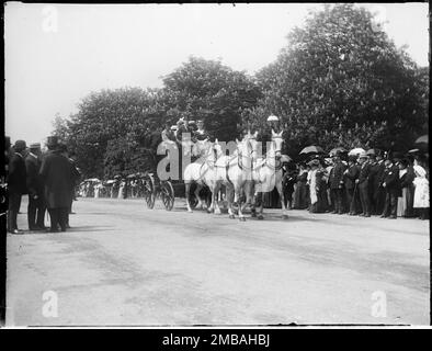 Hyde Park, Cité de Westminster, Autorité du Grand Londres, 1905. Une foule dans un club d'entraînement se réunit à Hyde Park pour observer un autocar tiré par un cheval se mettre en marche. Dès le début de 1800s, pendant la saison de Londres, les membres des clubs d'entraînement se sont réunis à Hyde Park avant de partir pour déjeuner à des endroits tels que Crystal Palace, Greenwich ou Richmond. Banque D'Images