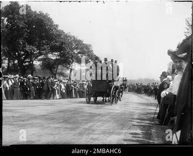 Hyde Park, Cité de Westminster, Autorité du Grand Londres, 1905. Une foule dans un club d'entraînement se rencontre à Hyde Park pour observer un trajet en autocar tiré par un cheval. Dès le début de 1800s, pendant la saison de Londres, les membres des clubs d'entraînement se sont réunis à Hyde Park avant de partir pour déjeuner à des endroits tels que Crystal Palace, Greenwich ou Richmond. Banque D'Images