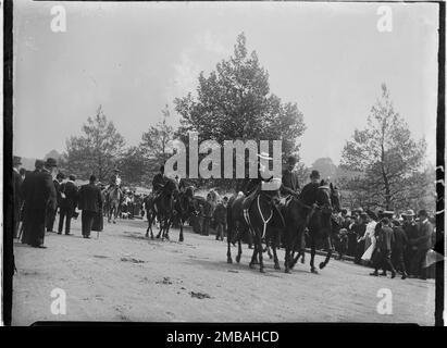 Hyde Park, Cité de Westminster, Autorité du Grand Londres, 1907. Des cavaliers à cheval et des spectateurs dans un club d'entraînement se rencontrent à Hyde Park. Banque D'Images