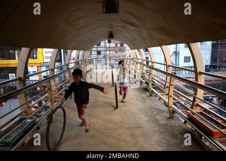 Dhaka, Dhaka, Bangladesh. 20th janvier 2023. Les enfants jouent avec des pneus à pied sur le pont à Uttara, Dhaka. (Credit image: © Syed Mahabubul Kader/ZUMA Press Wire) USAGE ÉDITORIAL SEULEMENT! Non destiné À un usage commercial ! Crédit : ZUMA Press, Inc./Alay Live News Banque D'Images