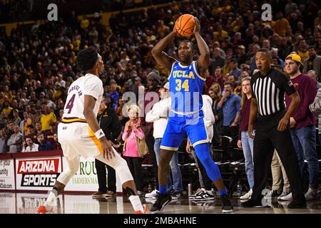 David Singleton (34), garde de l'UCLA, se prépare à passer le ballon dans la première moitié du match de basket-ball de la NCAA contre l'État de l'Arizona à Tempe, Arizona, Thurs Banque D'Images