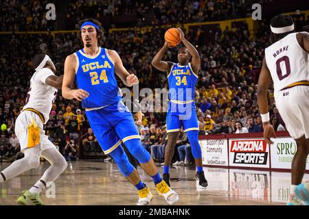 David Singleton (34), garde de l'UCLA, tire le ballon dans la première moitié du match de basket-ball de la NCAA contre l'État de l'Arizona à Tempe, Arizona, jeudi, Jalua Banque D'Images