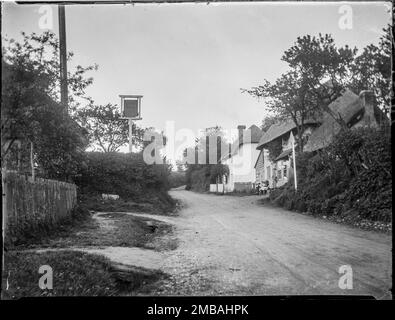 Rose and Crown, Butler's Cross, Ellesborough, Wycombe, Buckinghamshire, 1910. Vue sur la Rose & amp; Crown pub et cottages à côté, avec son panneau inn sur le côté opposé de la route. Il n'est pas clair où se trouvait ce pub à Butler's Cross, mais le photographe a enregistré qu'il s'agissait de l'une des trois photos prises quelques minutes après la prise d'un autre des Russell Arms sur Chalkshire Road. Banque D'Images