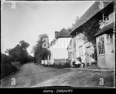 Rose and Crown, Butler's Cross, Ellesborough, Wycombe, Buckinghamshire, 1910. Vue sur le Rose & amp; pub Crown avec cottages à côté, montrant les enfants devant l'entrée du pub. Il n'est pas clair où se trouvait ce pub à Butler's Cross, mais le photographe a enregistré qu'il s'agissait de l'une des trois photos prises quelques minutes après la prise d'un autre des Russell Arms sur Chalkshire Road. Banque D'Images