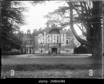 Hampden House, Great Hampden, Great et Little Hampden, Wycombe, Buckinghamshire, 1910. L'entrée principale de Hampden House vue de l'ouest, avec un cèdre à droite du premier plan. Banque D'Images