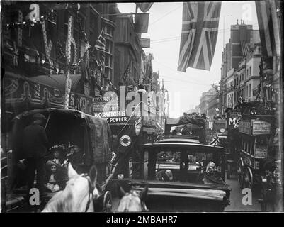 Strand, Strand, ville de Westminster, Autorité du Grand Londres, 1911. Vue depuis le transport tiré par des chevaux sur Strand montrant la rue environnante regorgeant de bus et de taxis et les bâtiments décorés de banderoles et de drapeaux pour le couronnement du roi George V et de la reine Mary. Prise pour montrer les décorations du couronnement à Londres. Des drapeaux et des banderoles décorent la rue pour le couronnement du roi George V et de la reine Mary le 22nd juin 1911. Banque D'Images