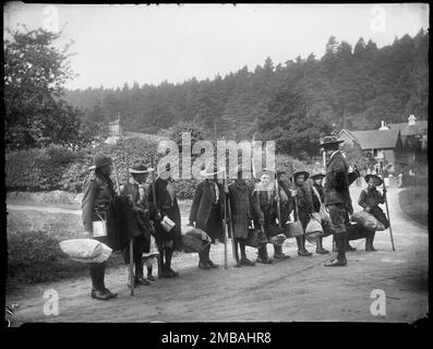 Holmbury St Mary, Shere, Guildford, Surrey, 1912. Une ligne de scouts et leur maître scout debout sur une route à Holmbury St Mary. Les scouts portent des équipes de scouts et des chambres pour un camping ou un voyage d'avant-garde. Banque D'Images