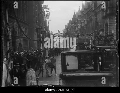 Fleet Street, City of London, Greater London Authority, 1911. En regardant vers l'ouest le long de Fleet Street vers le mémorial du Temple Bar, montrant des banderoles et des décorations érigées pour le couronnement du roi George V et de la reine Mary. Au premier plan, une femme et deux garçons tentent de traverser la route très fréquentée. Prise pour montrer les décorations du couronnement à Londres. Des drapeaux et des banderoles décorent la rue pour le couronnement du roi George V et de la reine Mary le 22nd juin 1911. Banque D'Images