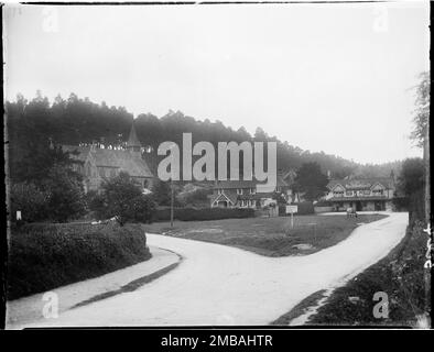 Holmbury St Mary, Shere, Guildford, Surrey, 1912. Vue générale sur le sud à l'autre bout du village vert à Holmbury St Mary, vers l'église St Mary et le pub Royal Oak avec une colline boisée au-delà. Banque D'Images