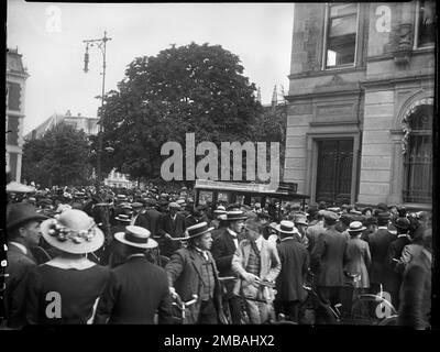 La Haye, pays-Bas, 1914. Une grande foule de personnes à l'extérieur de la Banque des pays-Bas à Den Haag (la Haye), à peine 4 jours après le début de la première Guerre mondiale. Le photographe était en vacances aux pays-Bas au début de la première Guerre mondiale et cette photo a été prise 4 jours plus tard. Après la déclaration de guerre austro-hongroise contre la Serbie le 28th juillet 1914, la Bourse d'Amsterdam a fermé ses portes et les banques ont ensuite été encourrées par des personnes qui ont retiré leur épargne. Banque D'Images