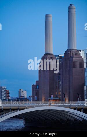 Le pont ferroviaire de Grosvenor à côté de la centrale électrique de Battersea, à charbon désaffecté, maintenant transformée en un complexe commercial, sur la rive de la Tamise, Banque D'Images